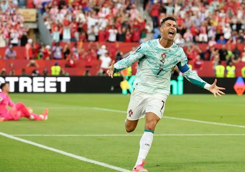 Ronaldo là cầu thủ bóng đá đầu tiên có tài sản ròng trên 2 tỷ USD. Ảnh: THX