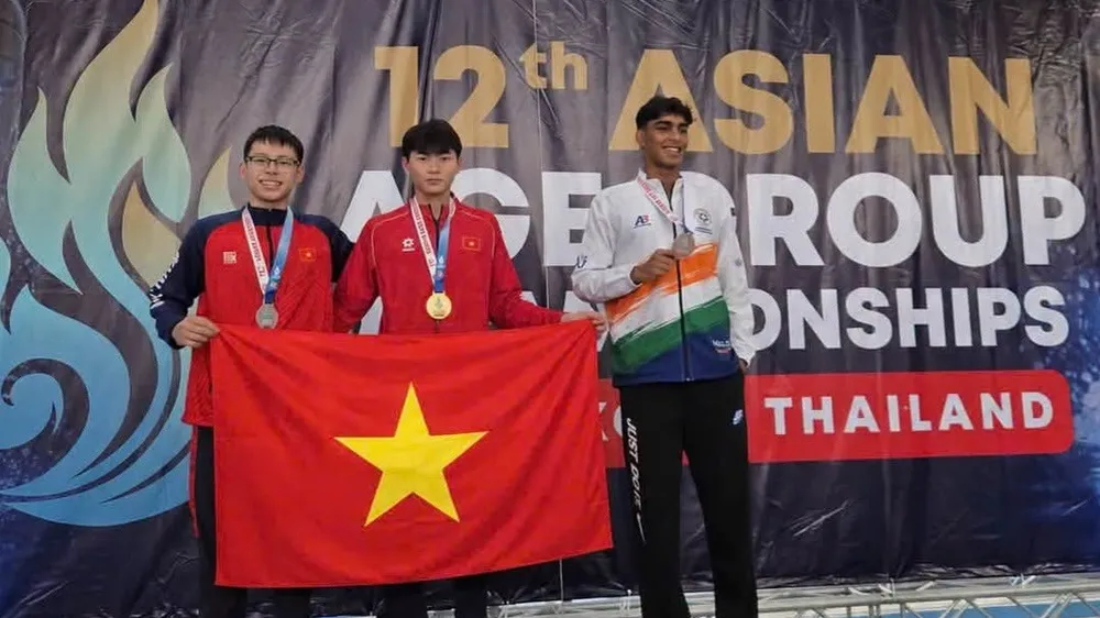 Kình ngư trẻ Dương Văn Hoàng Quy (giữa) góp mặt ở Olympic trẻ. 