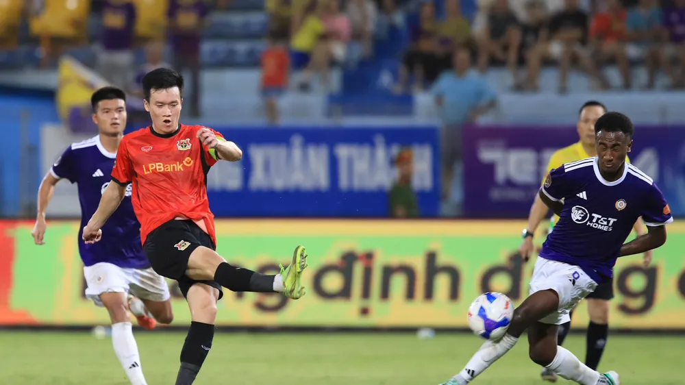 Ninh Bình thua ngược Hà Nội FC khiến cho cuộc đua ngôi đầu thêm gay cấn. Ảnh: DƯƠNG MINH HOÀNG