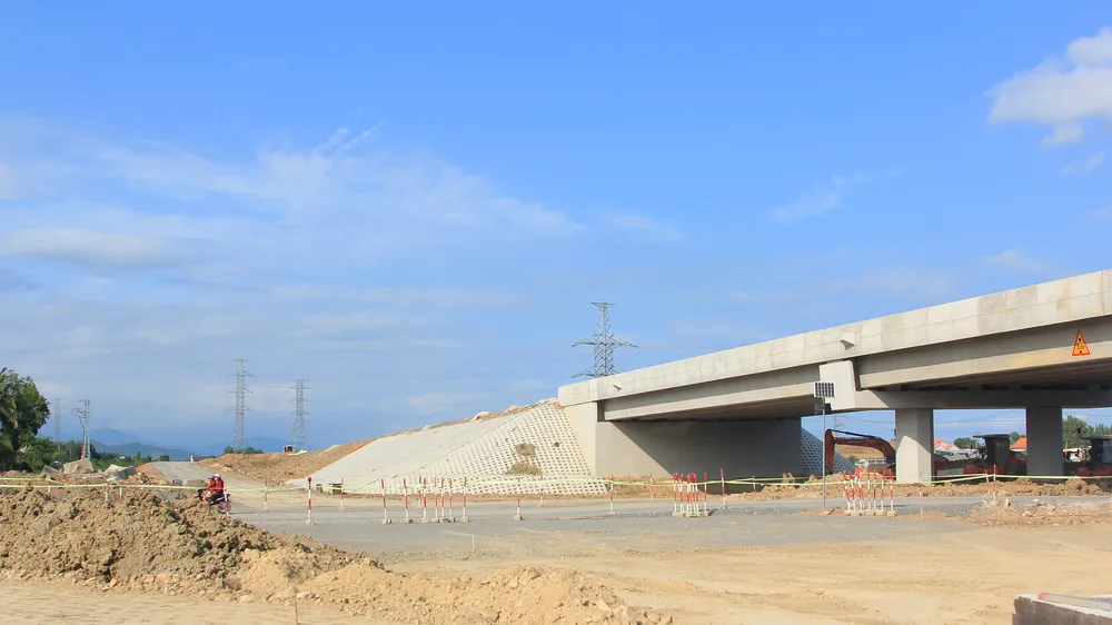 Cao tốc đường bộ Vân Phong - Nha Trang liền mạch sau khi hoàn thành di dời hạ tầng kỹ thuật