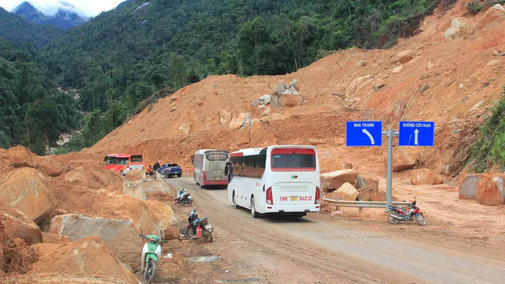 Khắc phục sạt lở, đèo Khánh Lê đủ điều kiện thông xe 2 làn