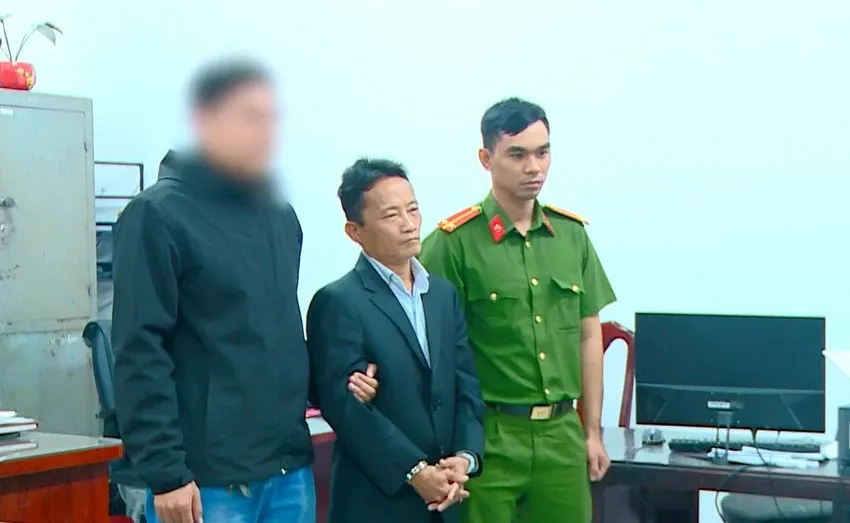 Khởi tố, bắt tạm giam người đàn ông vung kiếm dọa nữ công nhân