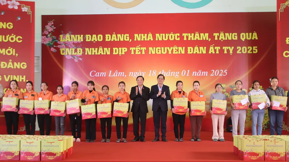 Phó Chủ tịch Quốc hội Nguyễn Khắc Định tặng quà tết cho người lao động có hoàn cảnh khó khăn tại Khánh hòa