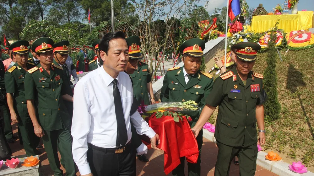 Bộ trưởng Bộ LĐ-TB&XH Đào Ngọc Dung cùng lãnh đạo Cục Chính sách Bộ Quốc phòng Lào đưa các liệt sĩ về nơi an nghỉ tại Nghĩa trang Liệt sĩ huyện Nghi Lộc