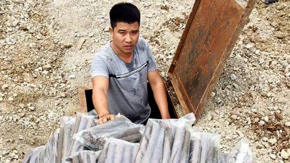 Đối tượng Nguyễn Nhân Trường và tang vật. Ảnh: CA cung cấp