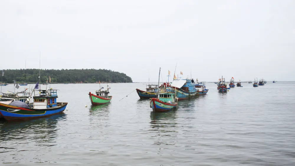 Tàu cá vào sông Nhật Lệ trú tránh bão