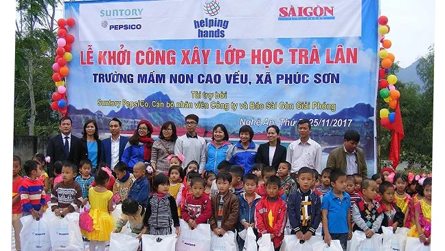 Xây phòng học, trao quà cho trẻ vùng cao
