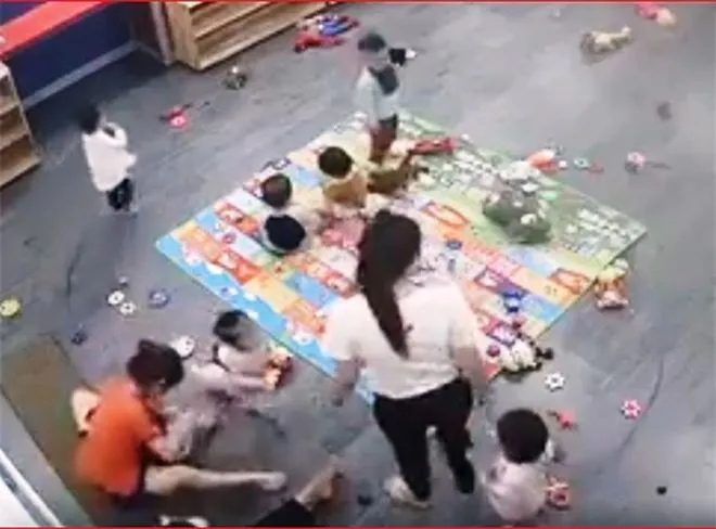 CLIP: Giáo viên trường mầm non ở TP Vinh đánh trẻ gây bức xúc