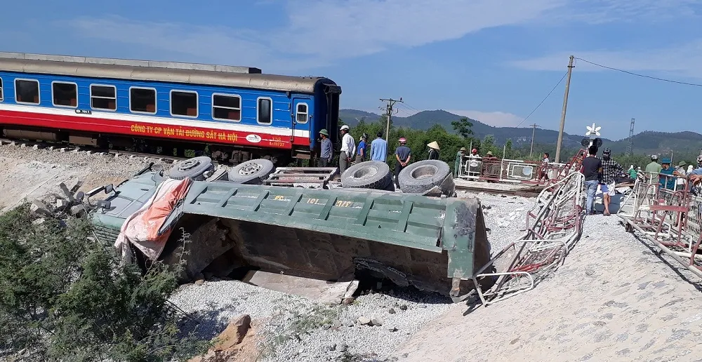 Vụ tai nạn đường sắt tại Thanh Hóa: Khởi tố vụ án, bắt tạm giam 2 nhân viên gác barie