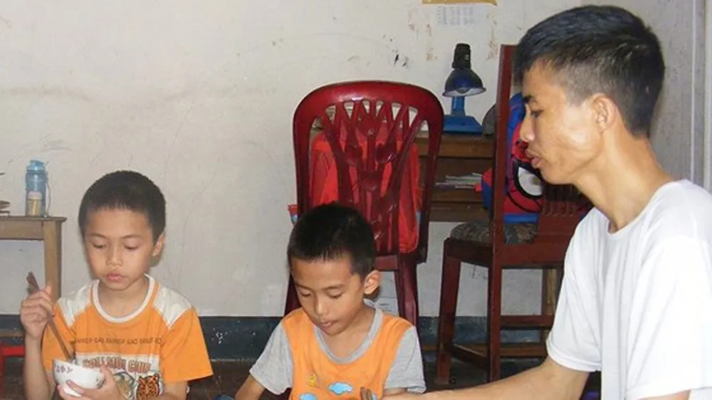 Báo SGGP trao tiền hỗ trợ 3 bố con bị bệnh tan máu bẩm sinh tại Nghệ An