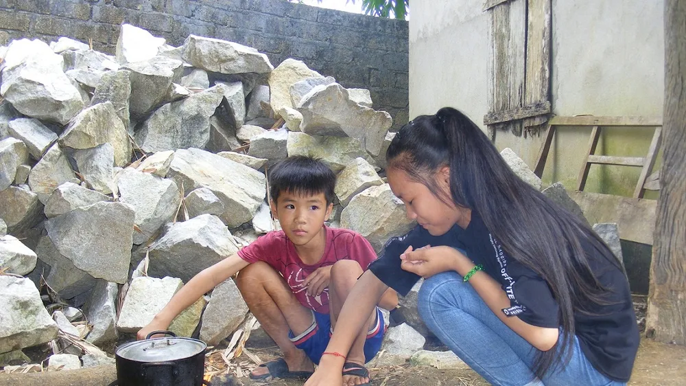 Bố mẹ bỏ đi biệt tích, 2 con bơ vơ