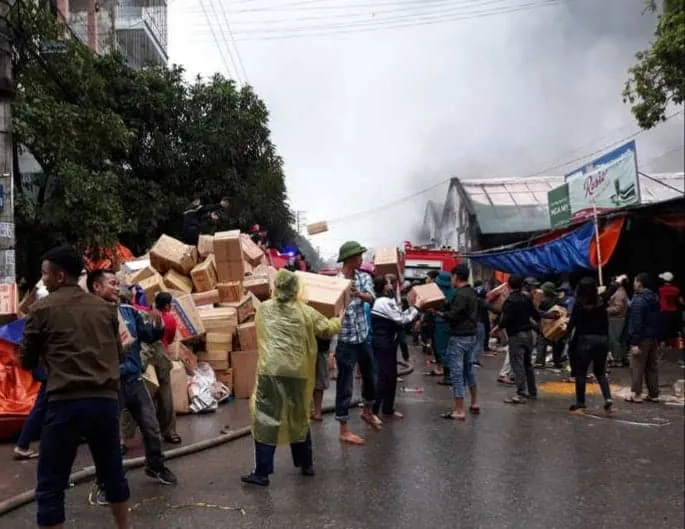 Cháy kho chứa hàng ở chợ lớn nhất Nghệ An
