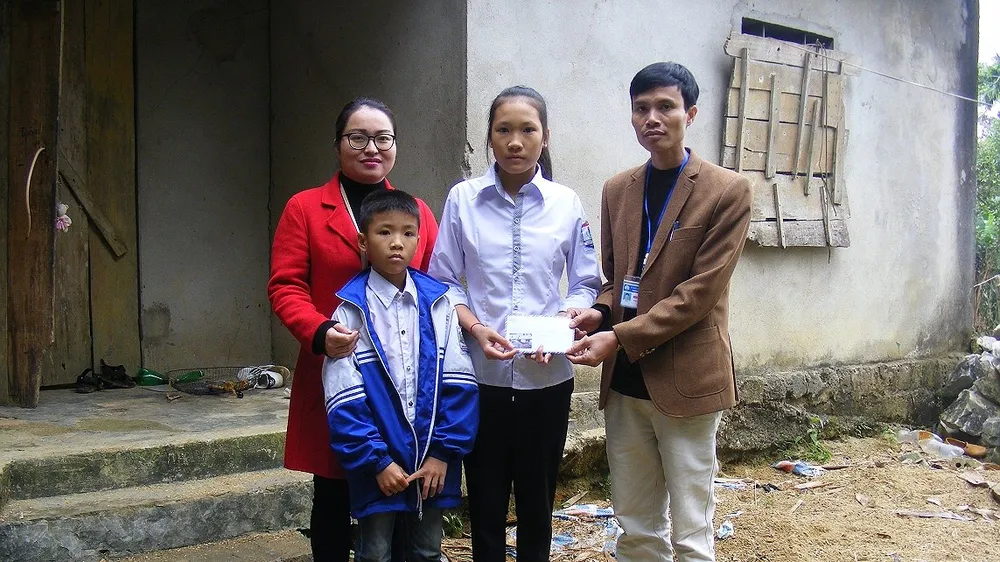 Báo Sài Gòn Giải Phóng trao quà cho 2 chị em nghèo học giỏi tại Nghệ An