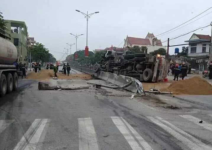 Xe chở xăng bị lật, giao thông ách tắc nhiều giờ