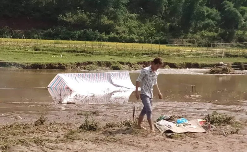 Giông lốc khiến cột điện đổ xuống suối, đôi vợ chồng bị giật chết thương tâm