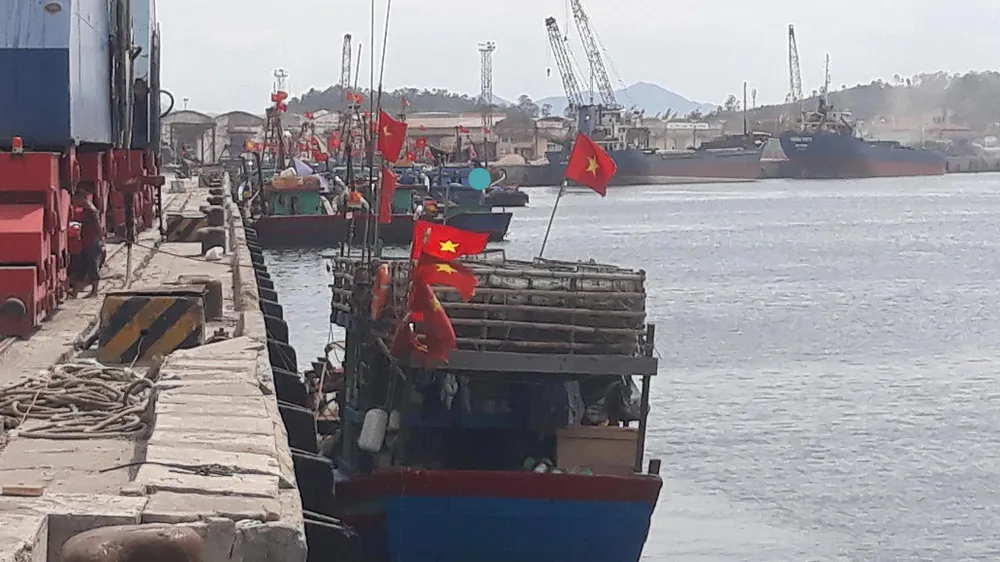  Tàu cá “phá” tàu hàng