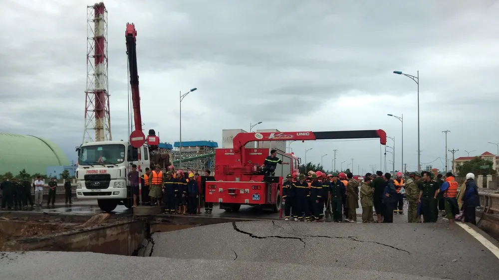 Đường bất ngờ bị sụt lún, 2 người chết, 3 người bị thương