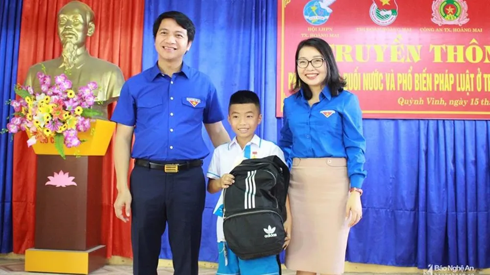 Tặng Huy hiệu “Tuổi trẻ dũng cảm” cho học sinh lớp 5 cứu bé 5 tuổi khỏi chết đuối