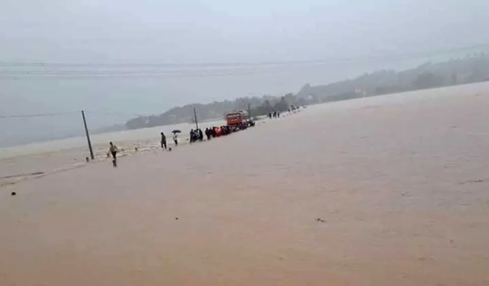 Mưa lũ gây chia cắt nhiều nơi 