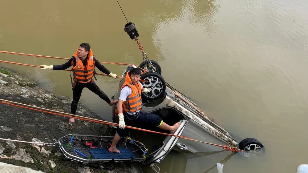 Taxi lao xuống sông, 1 người chết, 1 người mất tích