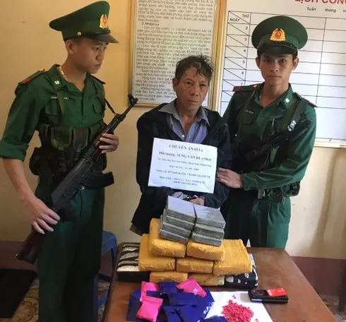 Bắt vụ vận chuyển 7 bánh heroin, 56.000 viên ma túy
