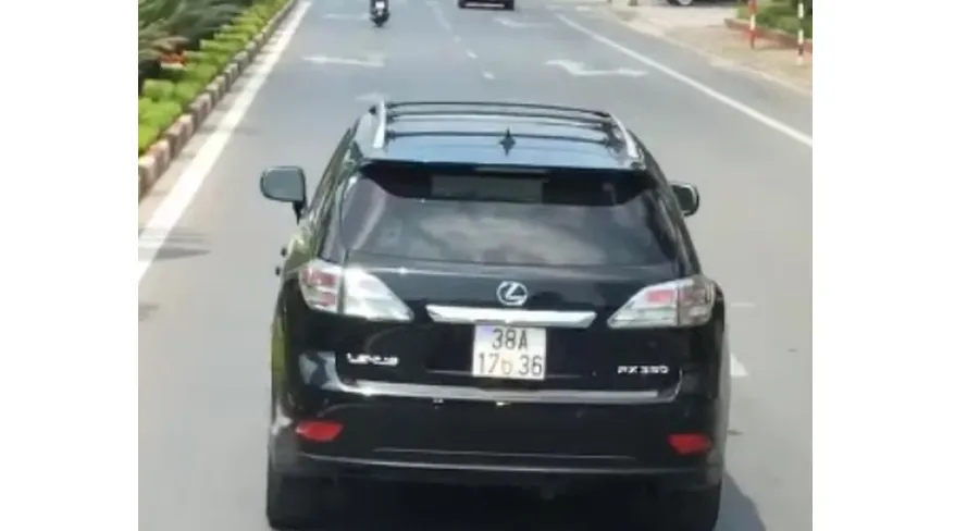 Tước bằng lái tài xế xe Lexus cản trở xe chữa cháy
