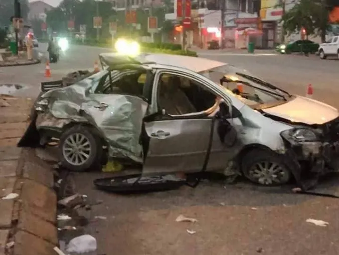 Xe khách tông ô tô 4 chỗ, 3 người chết, 1 người nguy kịch