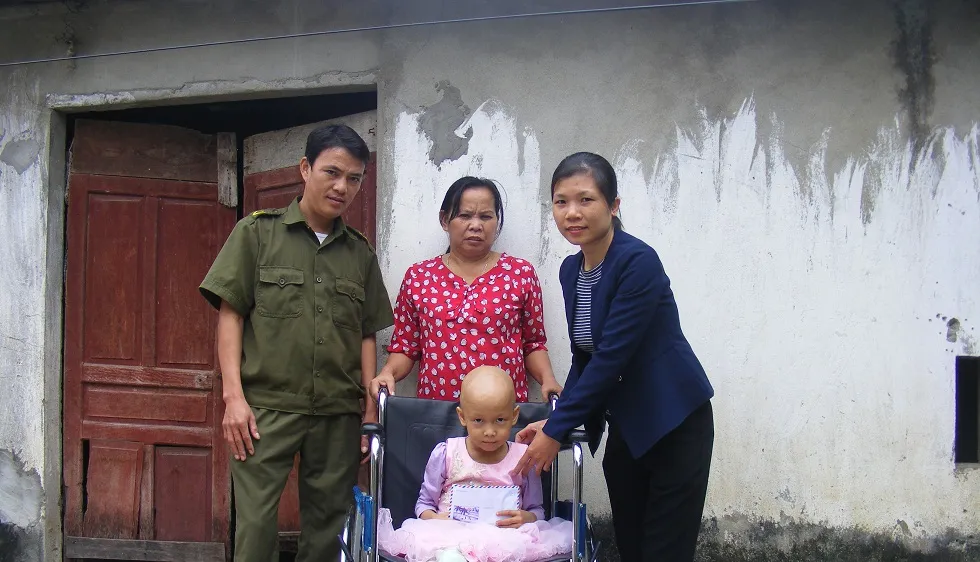 Báo SGGP trao quà của bạn đọc cho bé bị ung thư xương tại Nghệ An