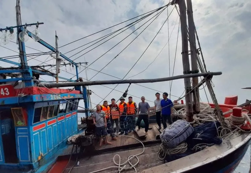 Tàu cá cùng 6 ngư dân được cứu nạn, đưa vào bờ an toàn