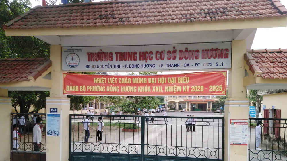 Học sinh trở lại trường học tập tại Trường THCS Đông Hương (TP Thanh Hóa)