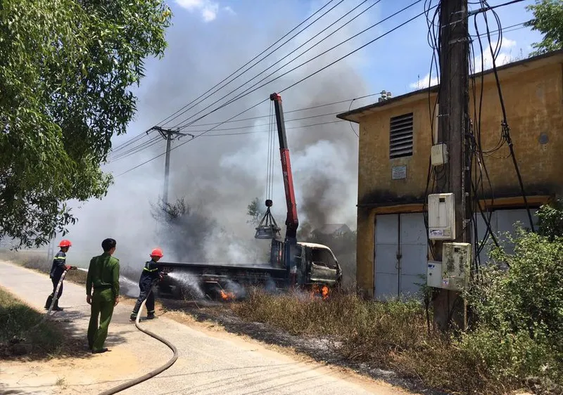 Cần cẩu đụng đường dây điện, tài xế bị điện giật tử vong