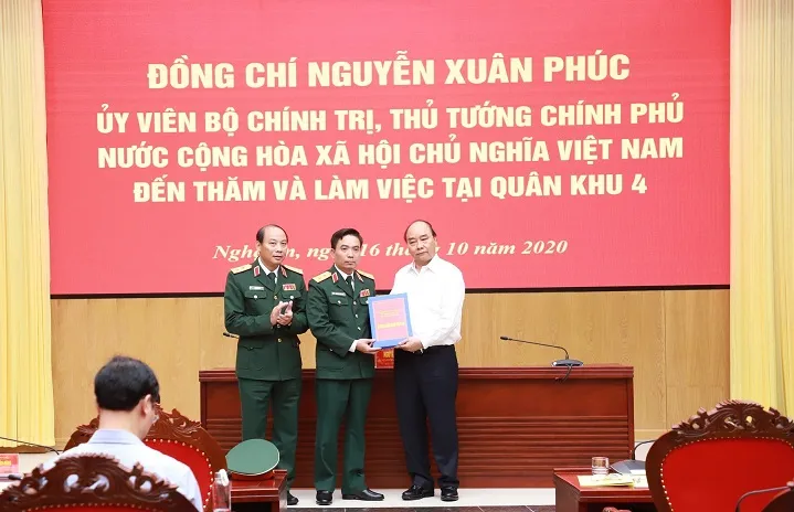Thủ tướng Nguyễn Xuân Phúc thăm và làm việc tại Quân khu 4, tỉnh Nghệ An