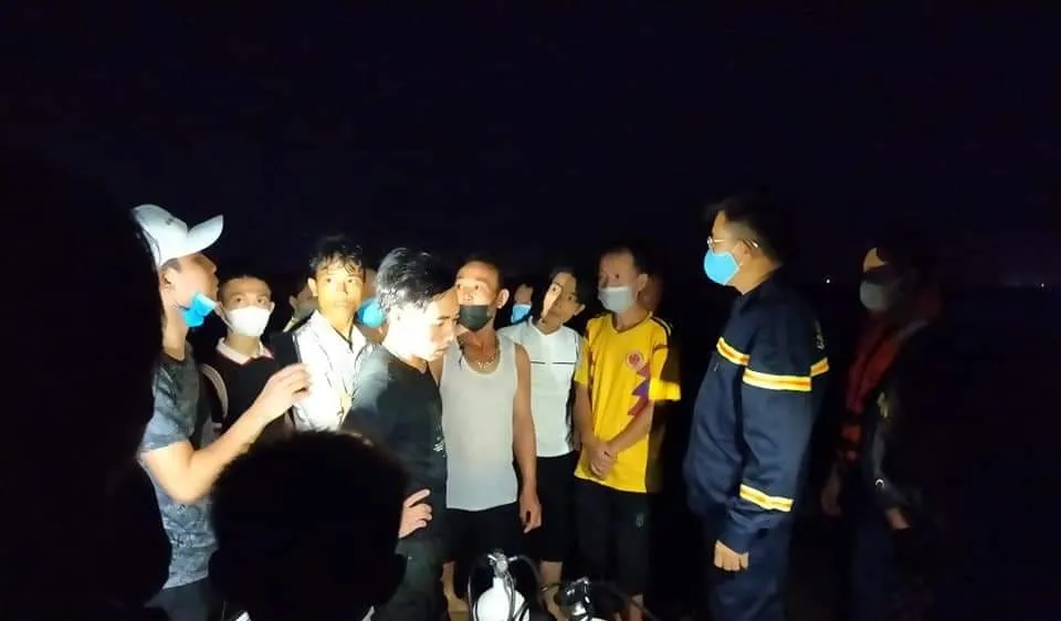 Tắm biển, 3 học sinh tiểu học bị sóng cuốn tử vong
