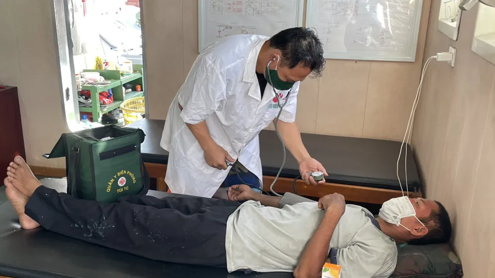 Cứu được 1 trong 2 ngư dân trôi dạt trên biển 