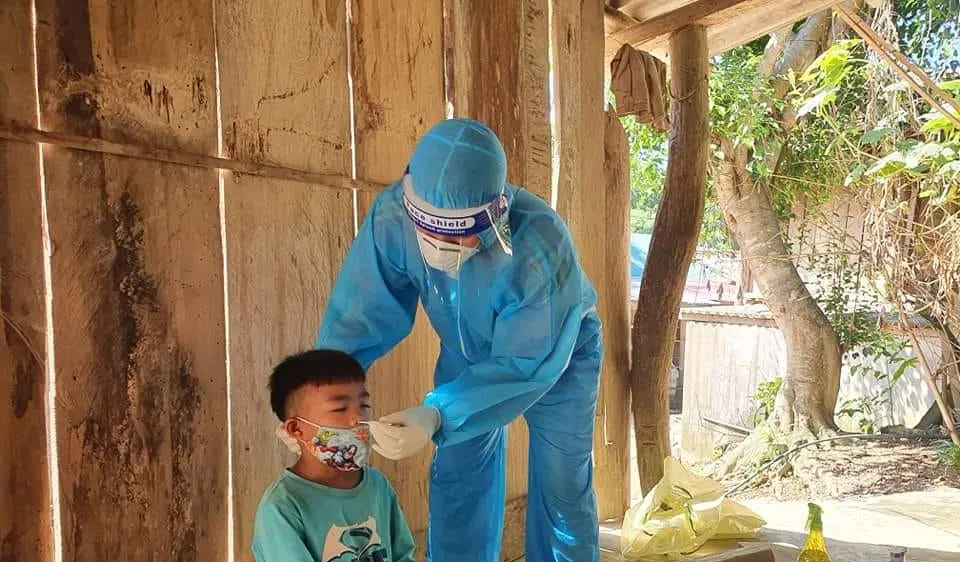 Cán bộ y tế lấy mẫu xét nghiệm cho người dân bản Chăm Puông (xã Lượng Minh, huyện Tương Dương). Ảnh: YTNA