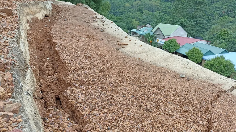 Bắc miền Trung xuất hiện nhiều điểm nứt núi, sạt lở đất nguy hiểm