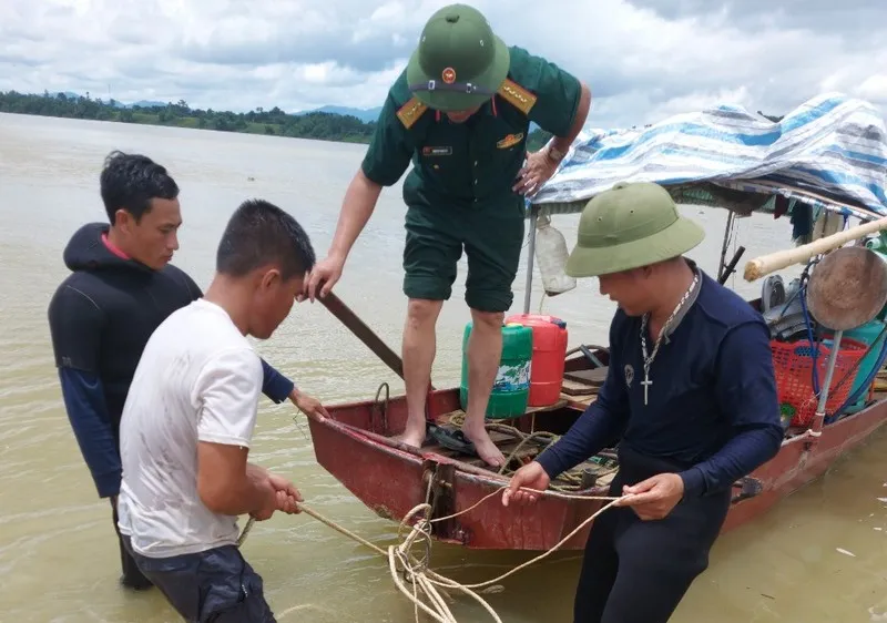 Nghệ An: Đánh cá trên sông, phát hiện quả bom 225kg