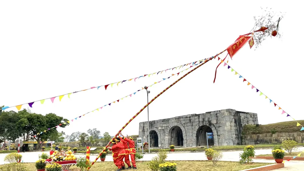 Thanh Hóa: Lần đầu tiên tái hiện Lễ thượng nêu ngày tết tại Thành Nhà Hồ