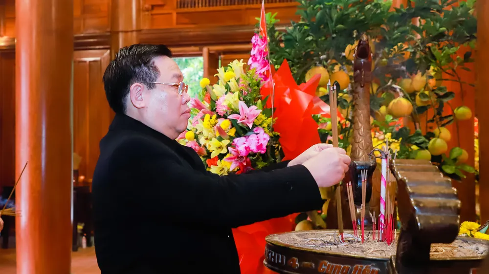 Chủ tịch Quốc hội Vương Đình Huệ dâng hương tưởng niệm Chủ tịch Hồ Chí Minh và chúc tết tại Nghệ An