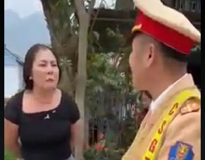 Làm rõ vụ người phụ nữ xúc phạm cảnh sát giao thông