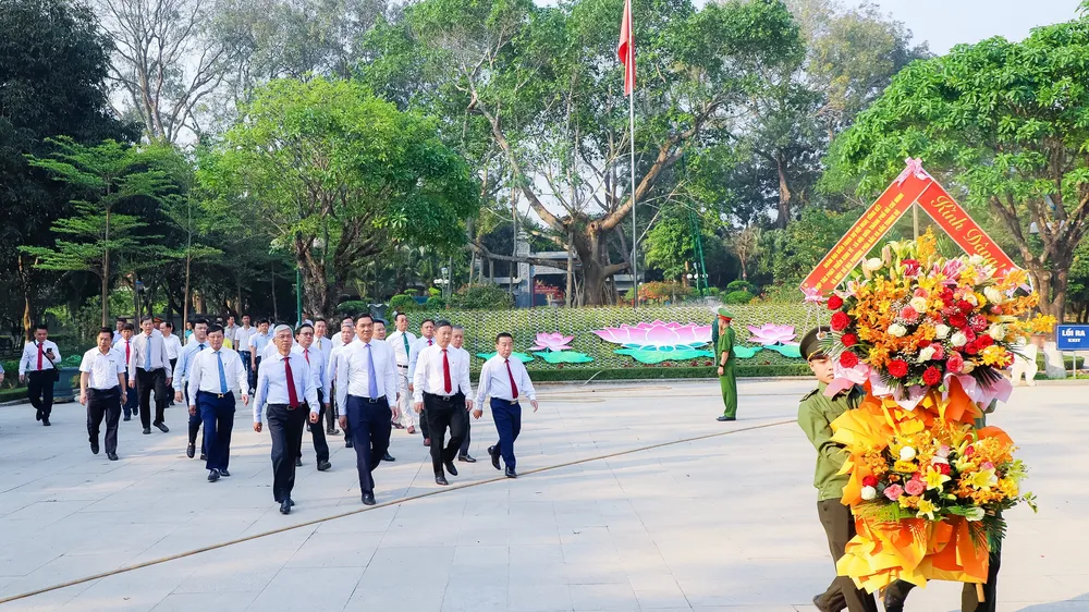 Đoàn đại biểu TPHCM và các tỉnh dâng hoa, dâng hương tưởng niệm Chủ tịch Hồ Chí Minh