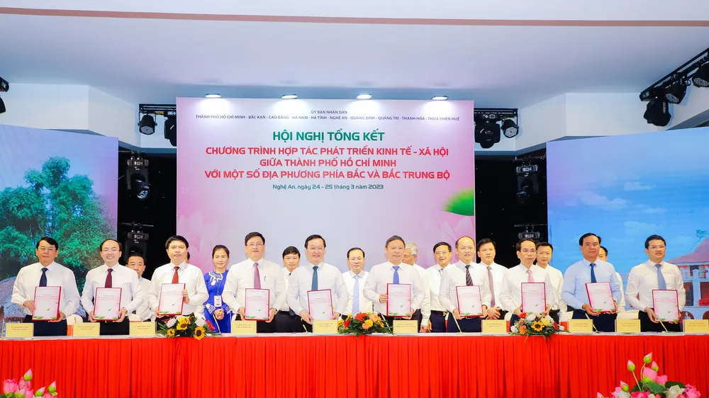TPHCM ký kết Chương trình hợp tác phát triển kinh tế - xã hội với với một số địa phương phía Bắc và Bắc Trung bộ