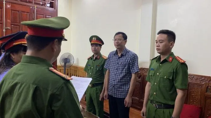 Khởi tố hiệu trưởng và 2 cán bộ Trường Cao đẳng Công nghiệp Thanh Hóa