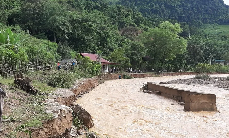 Nghệ An: Nỗ lực mở đường vào các bản bị cô lập do mưa lũ