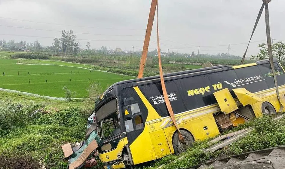 Lật xe khách trên Quốc lộ 1A