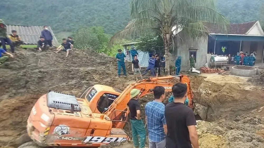 Nạo vét giếng, 3 người bị đất đá vùi lấp tử vong