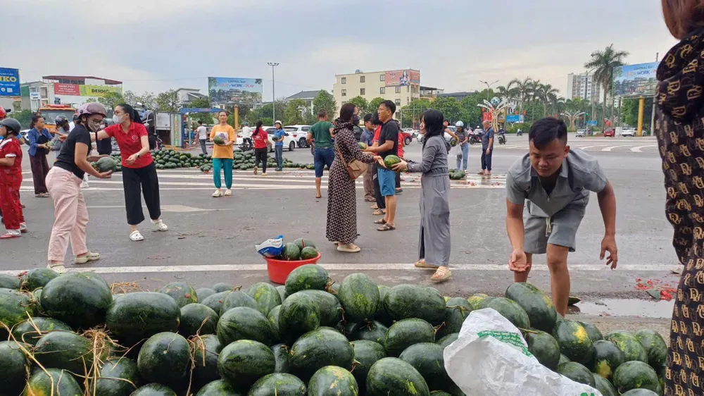 Xe tải chở dưa hấu gặp nạn, người dân chung tay “giải cứu”