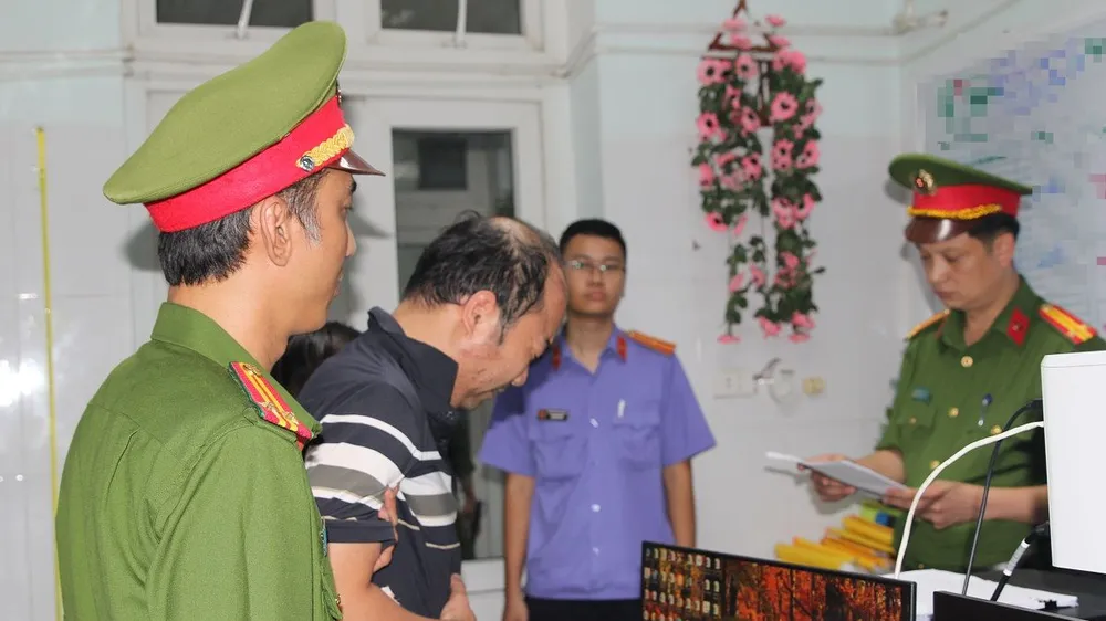 Vụ ô tô va chạm xe máy rồi lao xuống sông tại Nghệ An: Tạm giữ khẩn cấp tài xế ô tô 