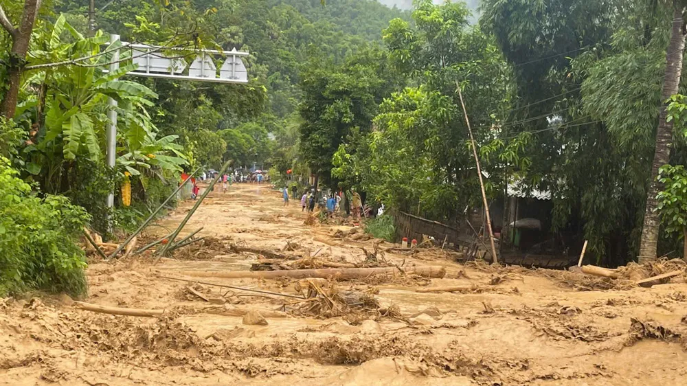 Thanh Hóa: Lũ về, sơ tán khẩn cấp hơn 100 hộ dân