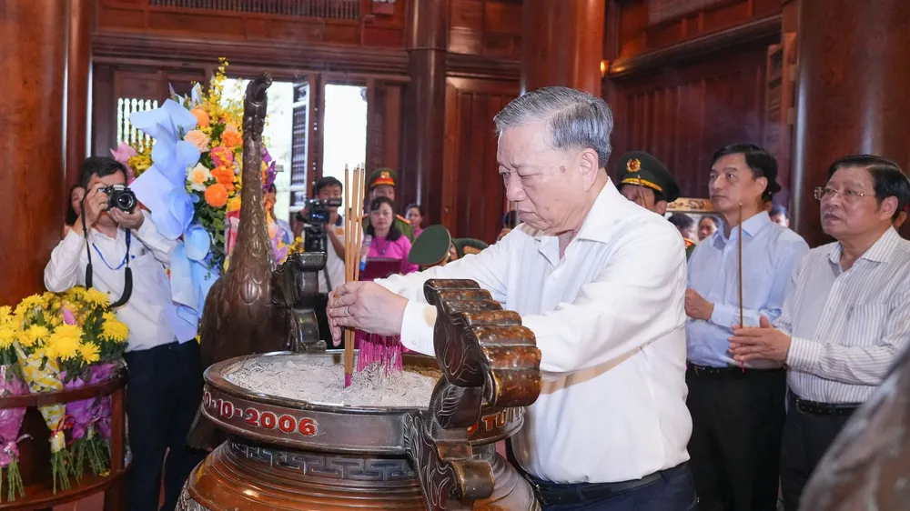 Tổng Bí thư Tô Lâm dâng hương tưởng niệm Chủ tịch Hồ Chí Minh tại Nghệ An